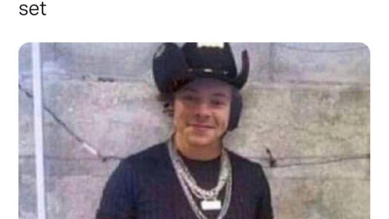 “Harry Styles en el backstage durante la presentación de Grupo Firme”, se lee en este meme.