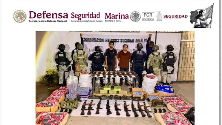 La SSPE dio a conocer que en el tractocamión los dos detenidos transportaban 19 armas largas, 1,131 cargadores.