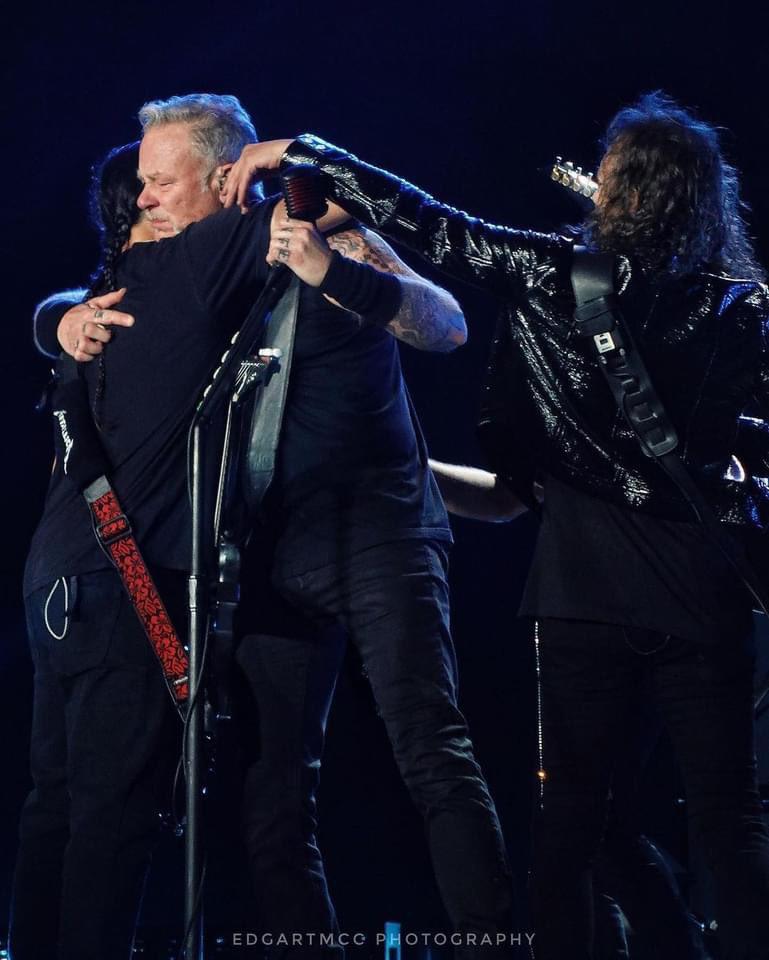 $!James Hetfield, vocalista de Metallica, se derrumba en pleno concierto