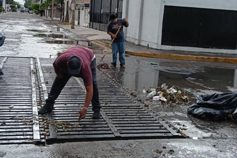 Piden a constructoras retirar desechos para evitar inundaciones en la avenida Cruz Lizárraga