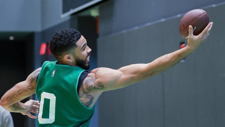 Jayson Tatum y sus compañeros se relajaron con un partido de futbol americano.