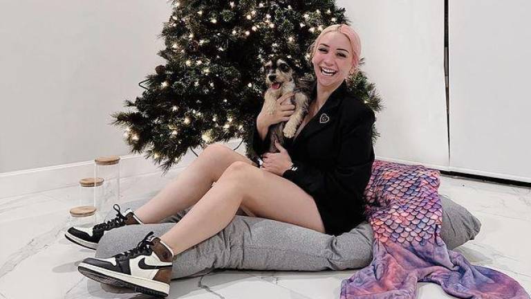 Daniela Rodrice y su perrito “Tico”, quien también es protagonista en algunos videos.