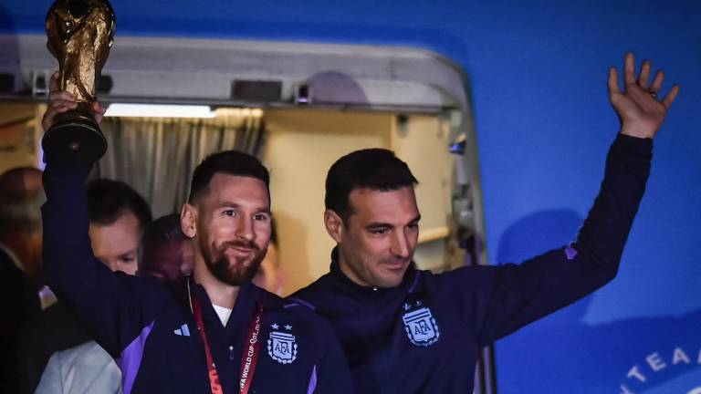 Lionel Messi y Lionel Scaloni fueron los primeros en presentarse ante los aficionados argentinos, a su llegada al país sudamericano.