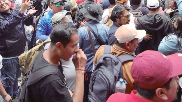 Choca CNTE con policías; les bloquean el Zócalo