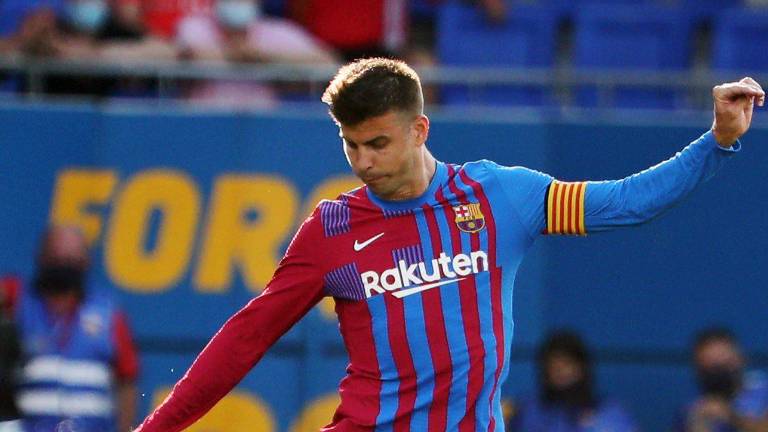 Gerard Piqué sufre una elongación en el sóleo de la pierna izquierda durante partido.