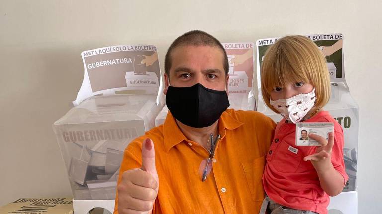 Roberto Cruz Castro, candidato a la diputado federal, enseña el dedo manchado tras haber votado.