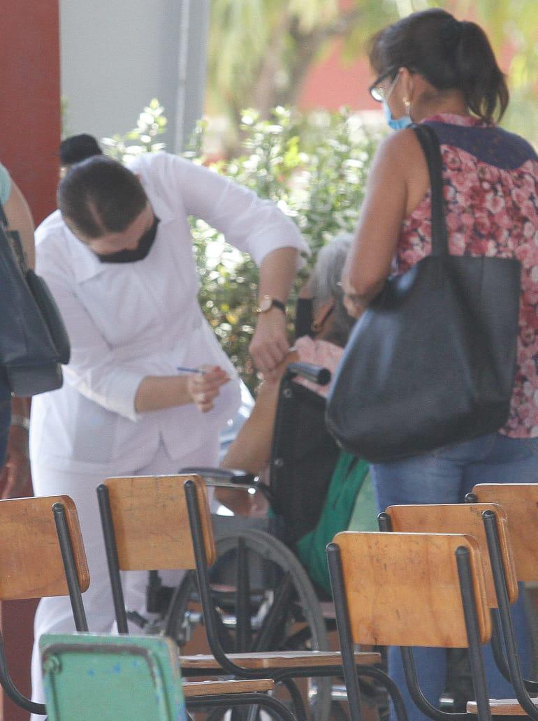 $!Con retrasos, desorganización y reclamos, inicia en Mazatlán la vacunación contra el Covid-19