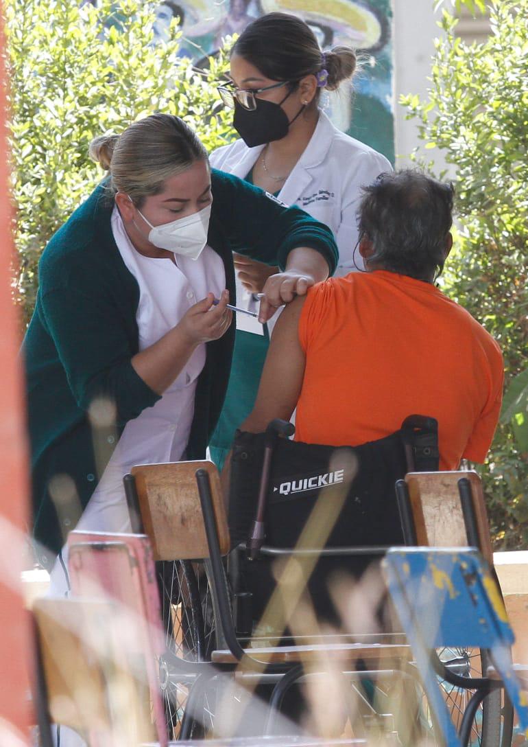 $!Con retrasos, desorganización y reclamos, inicia en Mazatlán la vacunación contra el Covid-19