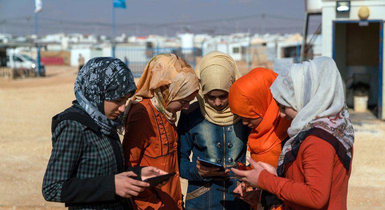 $!Adolescentes usando teléfonos celulares y tabletas digitales en el campamento de refugiados sirios de Za´atari. (Foto de archivo)
