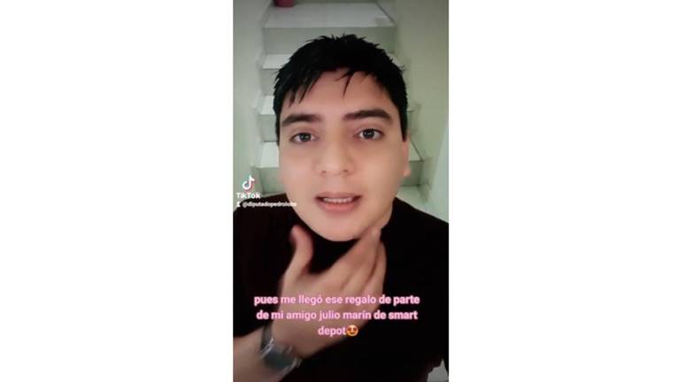 En redes sociales, el Diputado local Pedro Villegas Lobo reporta que recibió un regalo ‘de su amigo’ Julio Marín.