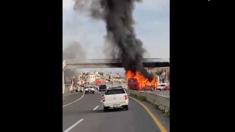 Se enfrentan a balazos y queman camiones en avenidas de Zapopan