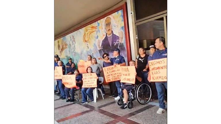 El colectivo de policías Guerreros Azules se manifiestan en Palacio de Gobierno.
