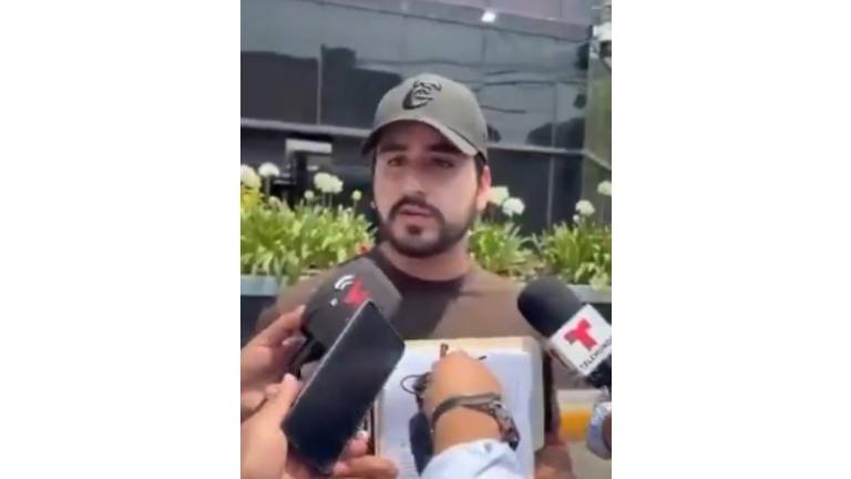 Miguel Meza, de la asociación civil Defensorxs, explica la denuncia interpuest ante la FGR.