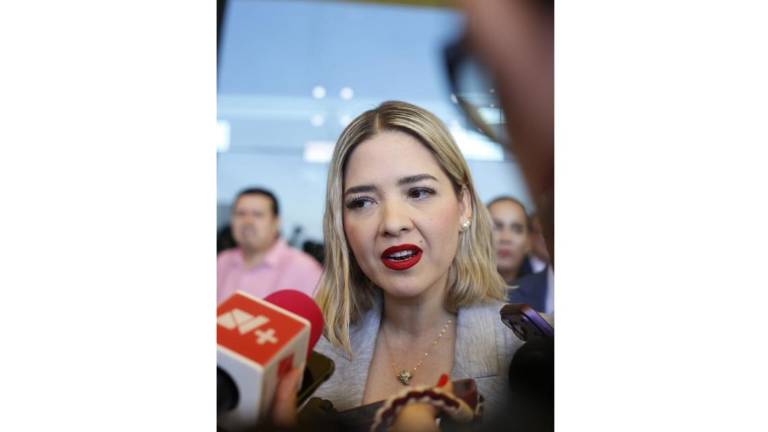 Estrella Palacios Domínguez, Alcaldesa de Mazatlán, en entrevista en evento en Culiacán.