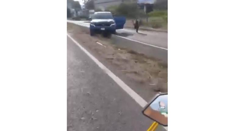 Una niña pide ayuda en la carretera después de un ataque armado contra el vehículo de su familia.