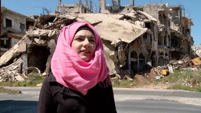 Después de haber sido desplazada cinco veces por la guerra, la estudiante siria Dania, de 14 años, regresa a su ciudad natal de Homs, Siria.