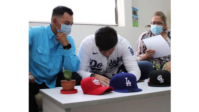 El joven mazatleco Guillermo Arvizu firma con Dodgers de Los Ángeles