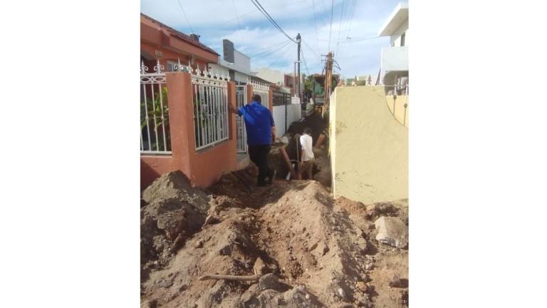 Personal de la Jumapam repara el drenaje colapsado en el Infonavit Jabalíes.