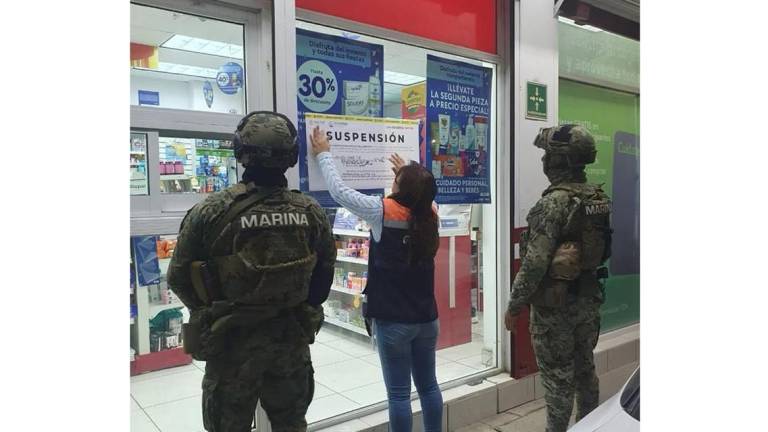Personal de la Secretaría de Marina y de Cofepris suspenden una farmacia en Culiacán.