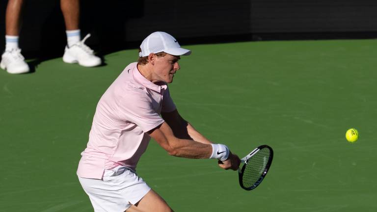 Jannik Sinner no perdió tiempo para vencer a Learner Tien en el BNP Paribas Open.