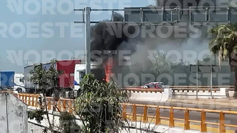 Vehículos incendiados bloquean el puente del Río Presidio en Villa Unión tras la muerte de “El Mencho”.