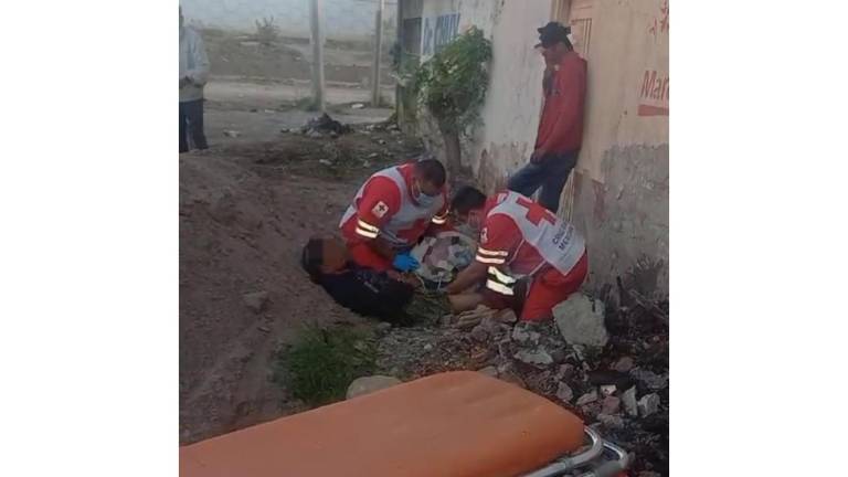 Personal de Cruz Roja ayuda a una mujer indígena a dar a luz en un lote baldío en Ruiz Cortines, Guasave.