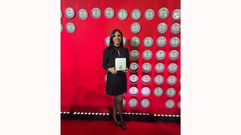 La chef Irma Tarín recibe el reconocimiento al restaurante El Farallón como de los más destacados en México.