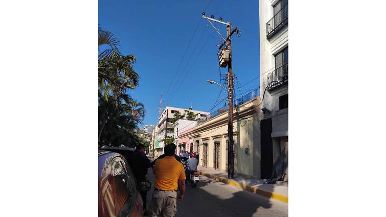 Un transformador de electricidad ubicado a un costado del Palacio Municipal de Mazatlán tronó este jueves.