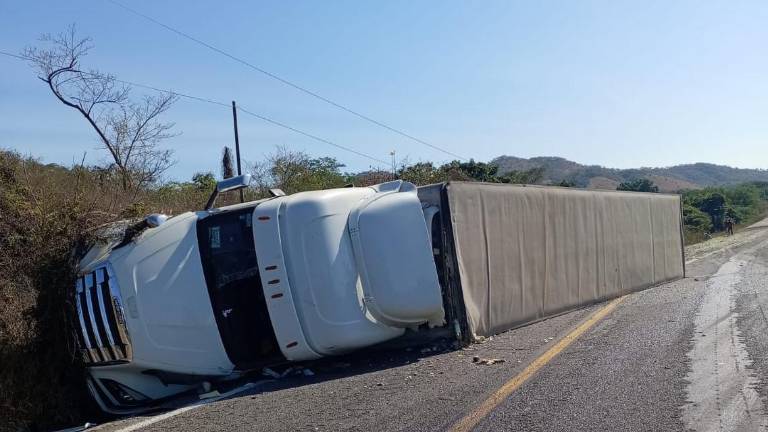 Uno de los tráileres involucrados en el accidente quedó volcado sobre la carretera.