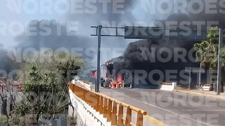 Periodistas de Noroeste fueron agredidos mientras cubrían los bloqueos y quema de vehículos en Villa Unión, Mazatlán.