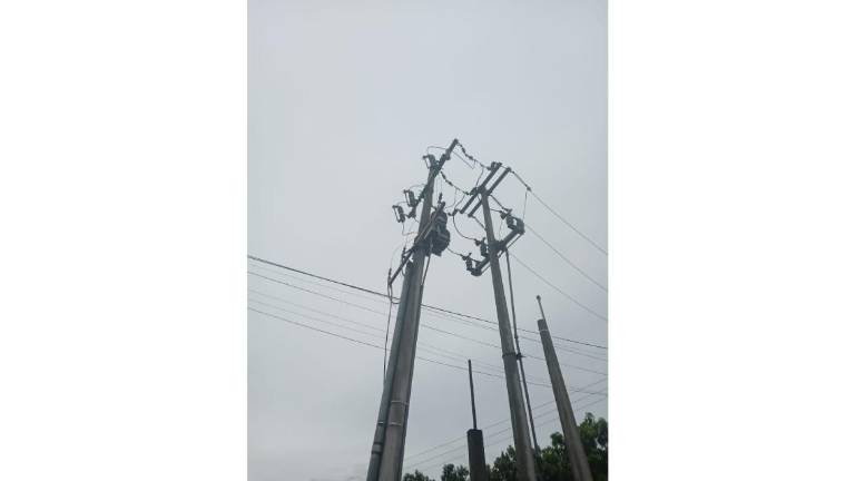 Un rayo cayó en unos postes que abastecen de electricidad al Hospital IMSS Bienestar de Escuinapa y lo dejó sin luz.