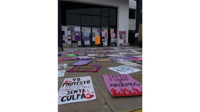 Participación de feministas en las instalaciones de la Fiscalía de Sinaloa para exigir justicia por los feminicidios.