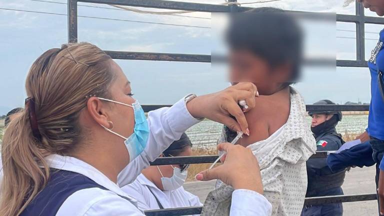 Emprende Secretaría de Salud jornada masiva de vacunación contra el sarampión en Isla del Bosque