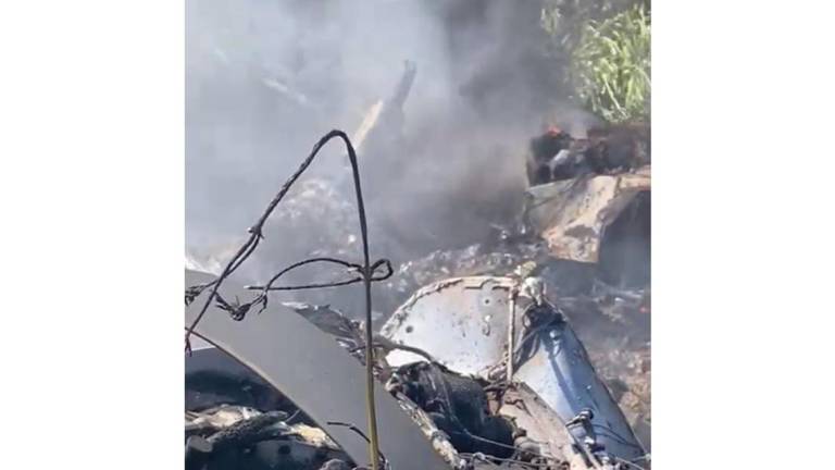 Trozos de las aeronaves después del accidente de dos avionetas en una pista de la sierra de Durango.