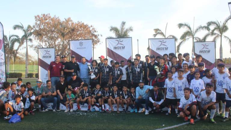 Premian a los mejores del Torneo de Futbol Colonias Populares