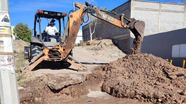 Personal de la Japac trabaja en la reparación de una tubería que ha dejado sin agua a un sector de Culiacán.