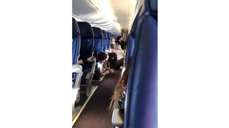 Pasajeros del vuelo de Aeroméxico buscaron resguardo tras escuchar las detonaciones.