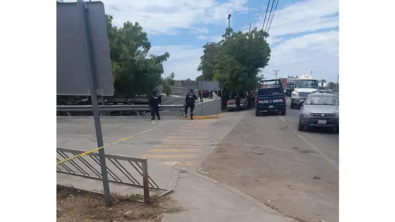 Elementos de Seguridad Pública de Escuinapa acordonan una tienda de autoservicio ante el hallazgo de artefactos explosivos.