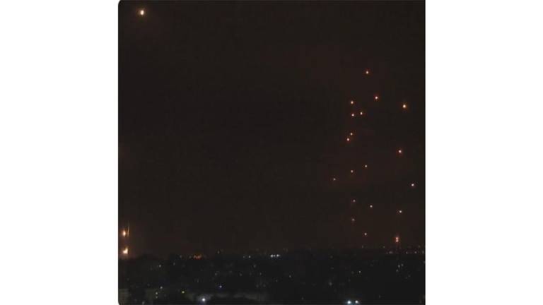 Misiles lanzados sobre Israel este sábado y que el grupo miliciano Hamas se atribuyó.