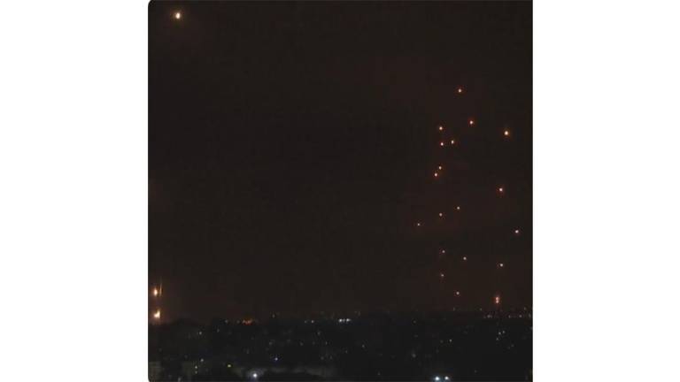 Misiles lanzados sobre Israel este sábado y que el grupo miliciano Hamas se atribuyó.