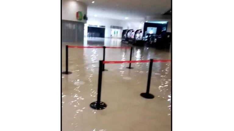 Captura de un video que refleja el agua sobre el aeropuerto de Mazatlán.