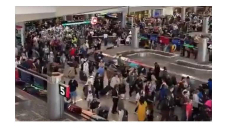 Largas filas en algunos aeropuertos de Estados Unidos ante la falta de personal de TSA, la dependencia de seguridad.