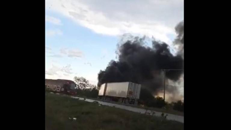 Camiones incendiados en carreteras de Nuevo León.