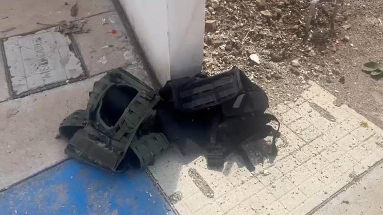 En el sitio se decomisaron dos pecheras de uso táctico.