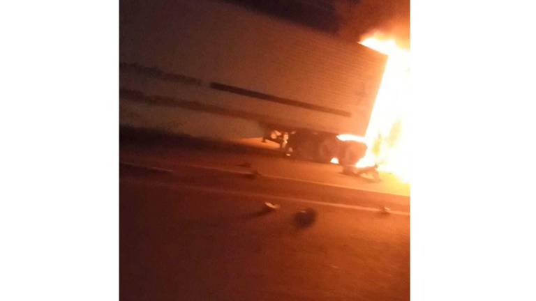 Un tráiler terminó incendiado sobre la autopista Benito Juárez, en Navolato, después de chocar con una camioneta.