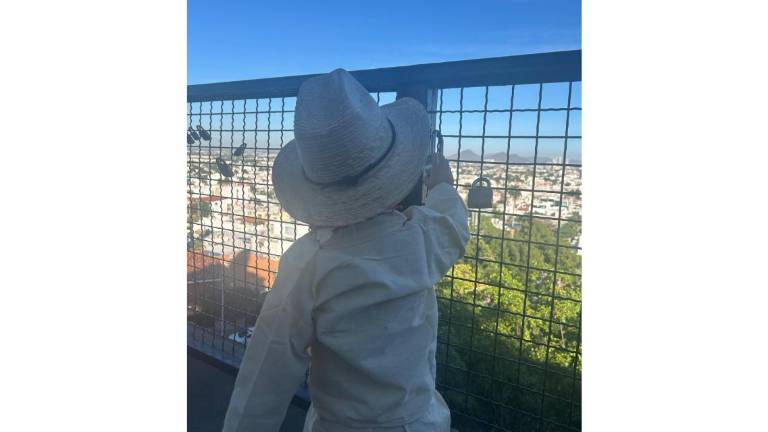 En el Templo de La Lomita, en Culiacán, Arturito acude a honrar a la Virgen de Guadalupe cumpliendo con una manda de salud.