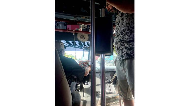 Usuarios del transporte público denuncian mal servicio en la Alianza de Camiones en la ruta Jabalíes.