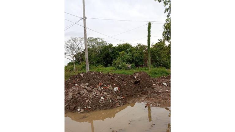 En la colonia Presas del Valle denuncian mala instalación eléctrica.