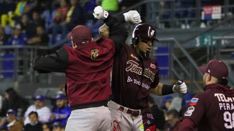 Sebastián Elizalde es felicitado tras conectar cuadrangular solitario para Tomateros de Culiacán.