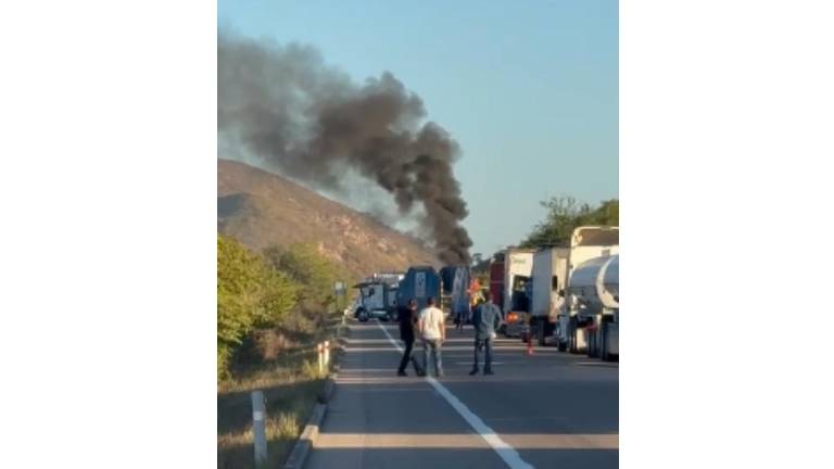 El bloqueo mantiene cerrado de manera total ese tramo de la autopista Tepic–Mazatlán.